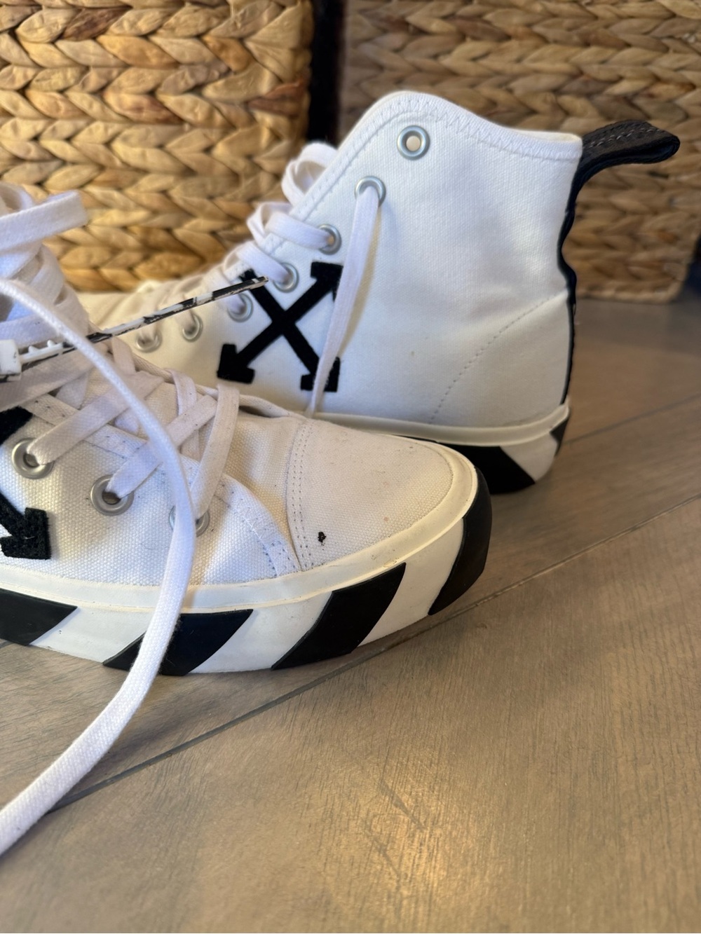 White High-Top Sneakers with Black Arrow Graphic - Picture 4 of 11